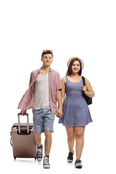 白い背景に分離されてカメラに向かって歩いてスーツケースと若いカップルの完全な長さの肖像画 — ストック写真