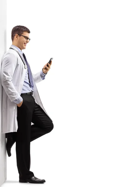 Foto Perfil Completo Médico Apoyado Una Pared Usando Teléfono Aislado — Foto de Stock
