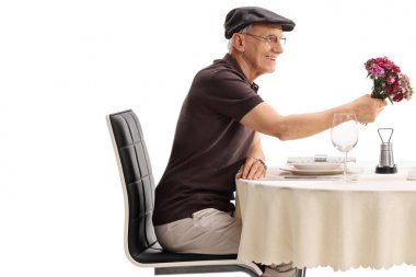 Bir buket çiçek beyaz arka plan üzerinde izole bir restoran masada oturan olgun adam