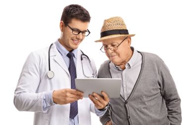 Doktor bir şey beyaz arka plan üzerinde izole olgun bir erkek için bir tablet üzerinde gösterilen