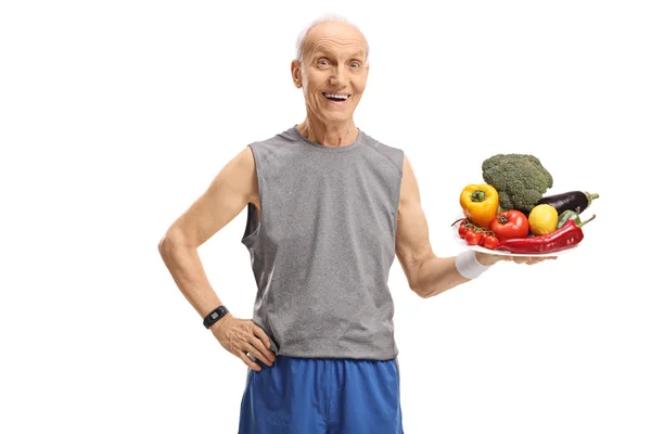 Uomo Anziano Possesso Piatto Verdure Frutta Sorridente Isolato Sfondo Bianco — Foto Stock