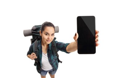 Beyaz arka plan üzerinde izole bir telefon gösterilen kadın genç turizm