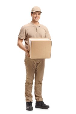 Beyaz arka plan üzerinde izole bir paket bir teslimat adam portresi tam uzunlukta