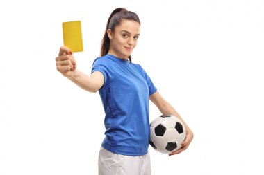 Beyaz arka plan üzerinde izole sarı kart gösterilen kadın futbol oyuncusu