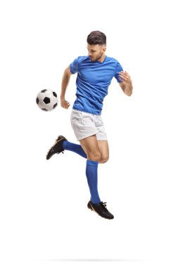 Havada beyaz arka plan üzerinde izole bir hile ile bir futbol performans futbol oyuncusu