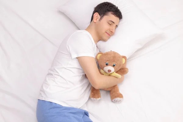 Jonge Man Slapen Met Een Teddybeer — Stockfoto