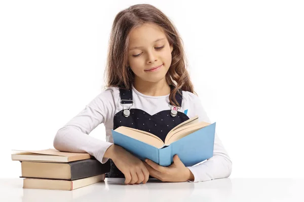 Bambina Seduta Tavolo Che Legge Libro Isolato Sfondo Bianco — Foto Stock