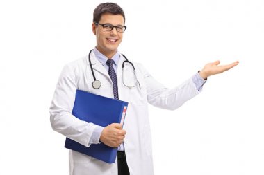 Bir klasör tutarak ve beyaz arka plan üzerinde izole eliyle işaret doktor
