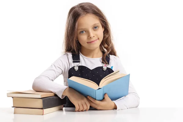 Bambina Con Libro Seduta Tavolo Guardando Fotocamera Isolata Sfondo Bianco — Foto Stock