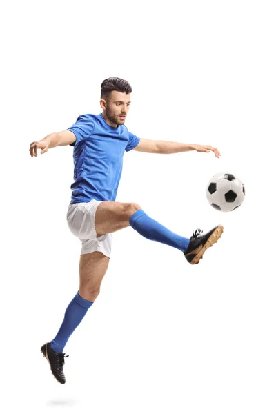 足球运动员跳跃和踢足球孤立的白色背景 — 图库照片