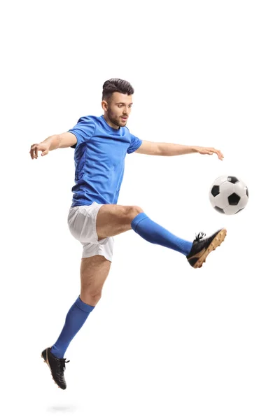 Jogador Futebol Pulando Chutando Uma Bola Isolada Fundo Branco — Fotografia de Stock