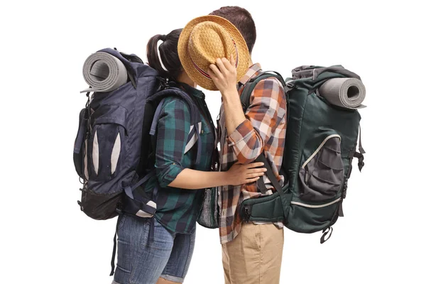 Adolescentes Turistas Beijando Escondendo Atrás Chapéu Isolado Fundo Branco — Fotografia de Stock