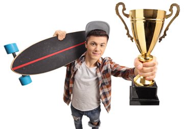 Beyaz arka plan üzerinde izole bir Altın Kupa gösterilen bir longboard ile genç kaykaycı