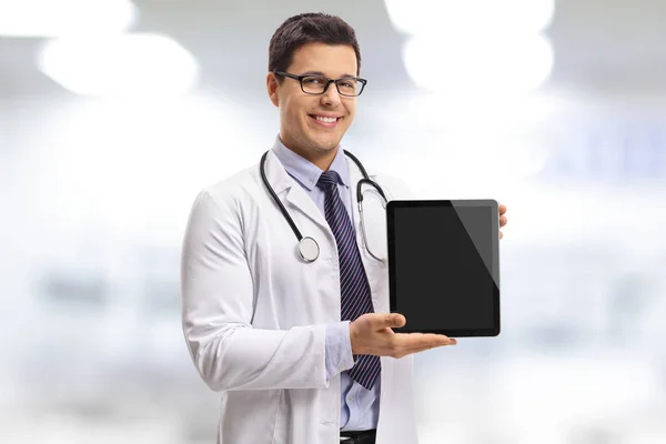 Doctor Mostrando Una Tableta Sonriendo — Foto de Stock