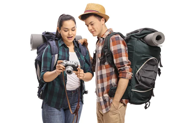 Femmina Adolescente Turista Mostra Immagini Una Macchina Fotografica Turista Maschio — Foto Stock