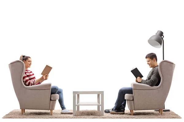 Молодой Человек Молодая Женщина Сидящие Креслах Читают Книги Белом Фоне — стоковое фото