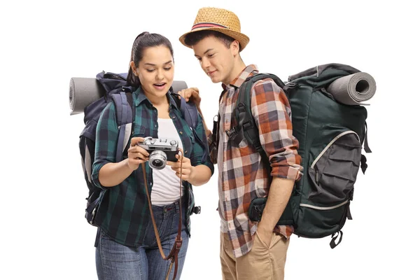 Kobiece Nastoletnich Turystycznym Pokazuje Zdjęcia Aparacie Turystą Mężczyzna Białym Tle Obrazek Stockowy