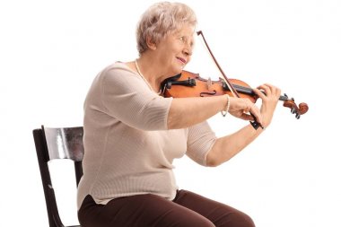 Beyaz arka plan üzerinde izole bir keman çalmaya bir sandalyede oturan yaşlı kadın