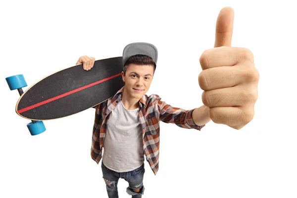 白い背景で隔離のジェスチャーを親指を作るロングボードと 代のスケーター — ストック写真