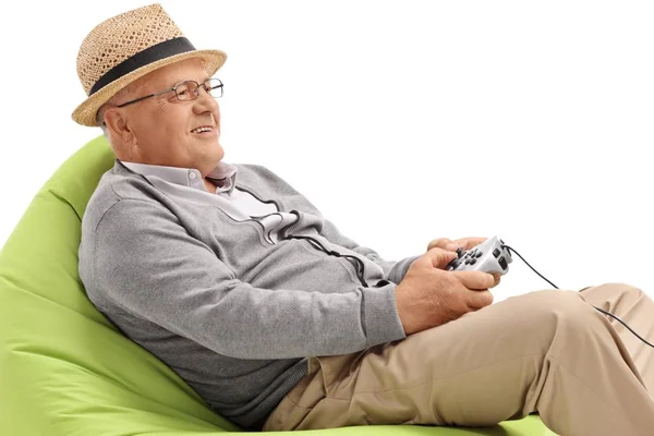 Ανώτερος Κάθεται Ένα Beanbag Και Παίζοντας Βιντεοπαιχνίδια Που Απομονώνονται Λευκό — Φωτογραφία Αρχείου