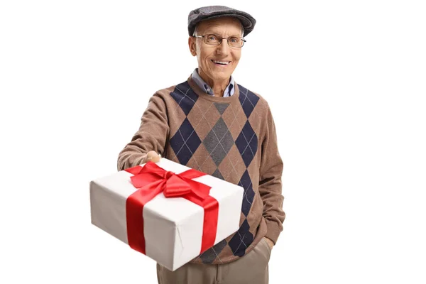 Senior Dando Regalo Isolato Sfondo Bianco — Foto Stock