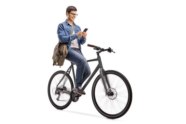 Joven Montando Bicicleta Usando Teléfono Aislado Sobre Fondo Blanco —  Fotos de Stock