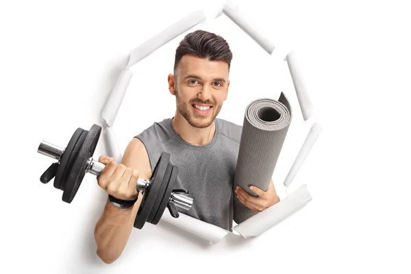 Genç Adam Bir Dumbbell Kağıtta Kırma Bir Egzersiz Minderi — Stok fotoğraf