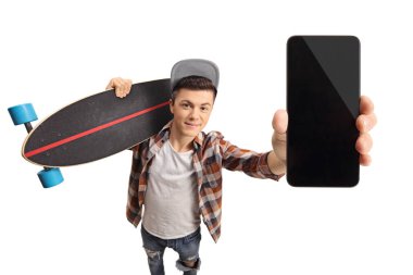 Genç beyaz arka plan üzerinde izole bir telefon gösterilen bir longboard ile