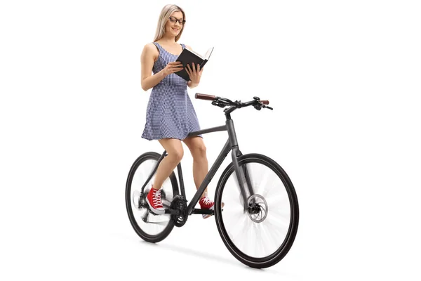Jovem Mulher Andando Bicicleta Lendo Livro Isolado Fundo Branco — Fotografia de Stock