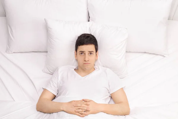 Pensive Jonge Man Liggend Bed — Stockfoto