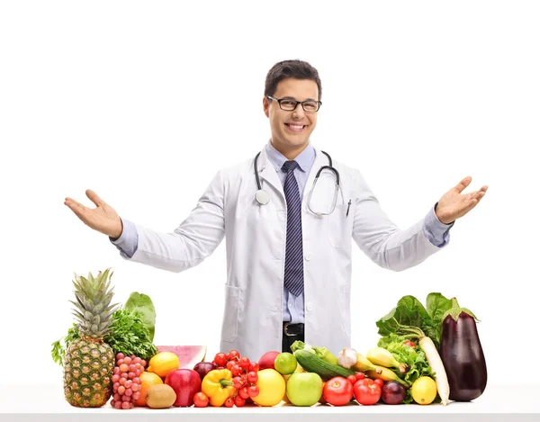 Médico Detrás Una Mesa Con Frutas Verduras Haciendo Gestos Con —  Fotos de Stock