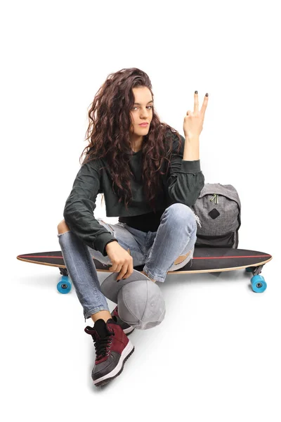 Tiener Skater Meisje Zittend Een Longboard Een Gebaar Van Vrede — Stockfoto