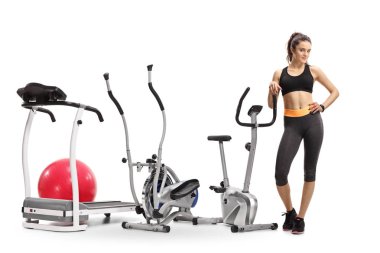 Beyaz arka plan üzerinde izole egzersiz makineleri ile bir fitness kadın portresi tam uzunlukta