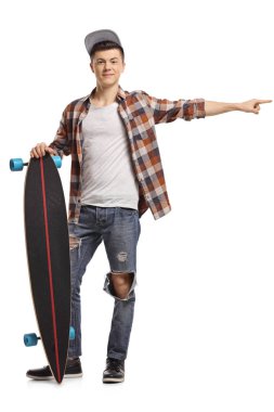 Beyaz arka plan üzerinde izole longboard işaret ile genç bir hipster tam uzunlukta portresi
