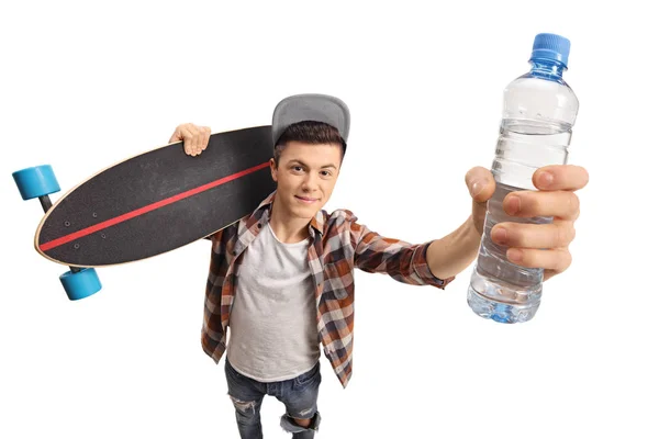 Adolescente Sosteniendo Longboard Una Botella Agua Aislada Sobre Fondo Blanco —  Fotos de Stock