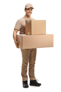 Bir teslimatçı beyaz arka plan üzerinde izole paketleri ile tam uzunlukta portresi