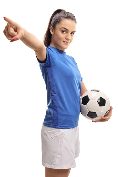 女子足球运动员举行足球和指向孤立的白色背景 — 图库照片