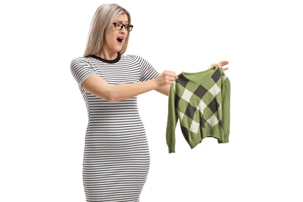 Geschokt Vrouw Met Een Gekrompen Blouse Geïsoleerd Witte Achtergrond — Stockfoto