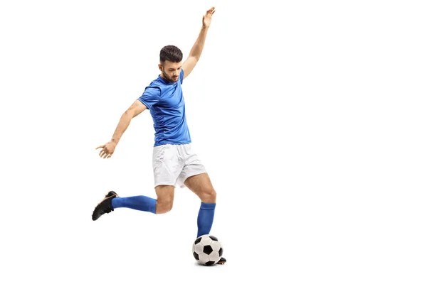 白い背景に分離されたフットボールを蹴るサッカー選手 — ストック写真