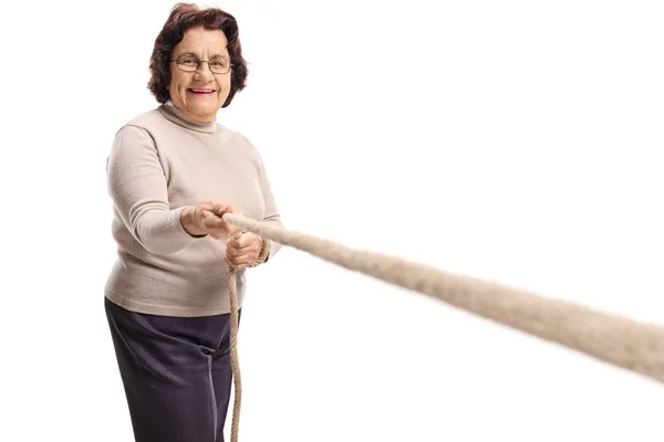 Mujer Anciana Tirando Una Cuerda Aislada Sobre Fondo Blanco — Foto de Stock