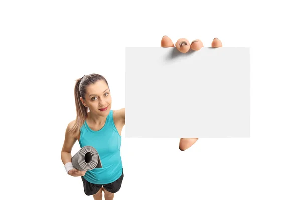 Fitness Kvinna Med Träningsmatta Och Ett Tomt Kort Isolerad Vit — Stockfoto