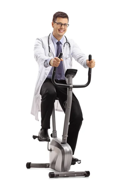 Médico Exercitando Uma Bicicleta Estacionária Isolada Fundo Branco — Fotografia de Stock