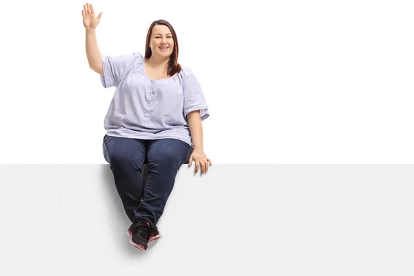 Overgewicht Vrouw Zitten Een Paneel Zwaaien Naar Camera Geïsoleerd Witte — Stockfoto