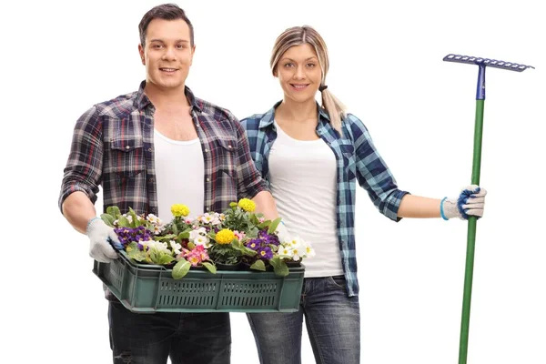 Gärtner Mit Blumengestell Und Gärtnerin Mit Harke Auf Weißem Hintergrund — Stockfoto