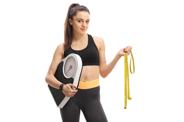 Mulher Fitness Segurando Uma Balança Peso Uma Fita Métrica Isolada — Fotografia de Stock