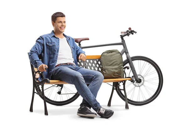 Junger Mann Mit Fahrrad Und Rucksack Sitzt Isoliert Auf Einer — Stockfoto
