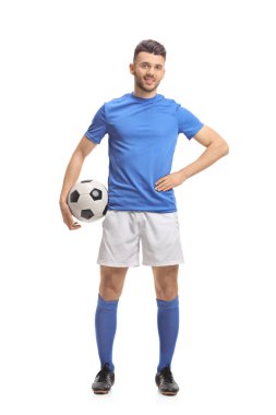 Beyaz arka plan üzerinde izole bir erkek futbol oyuncusu tam uzunlukta portresi