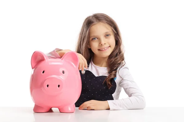 Meisje Met Een Spaarpot Zitten Aan Een Tafel Die Geïsoleerd — Stockfoto