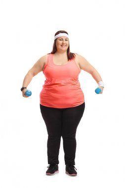 Beyaz arka plan üzerinde izole dumbbells ile egzersiz bir kilolu kadın portresi tam uzunlukta