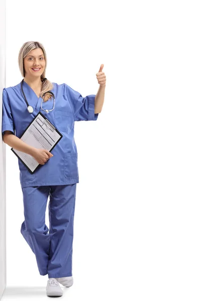 Retrato Cuerpo Entero Una Doctora Apoyada Una Pared Haciendo Cartel — Foto de Stock